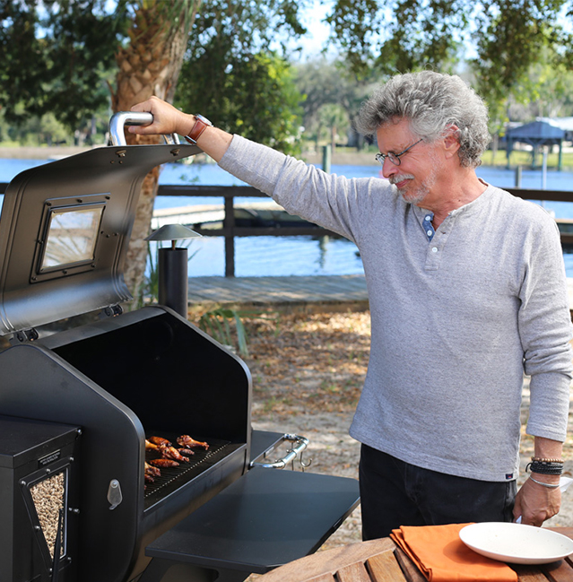 Steven Raichlen, spécialiste de la cuisine au barbecue